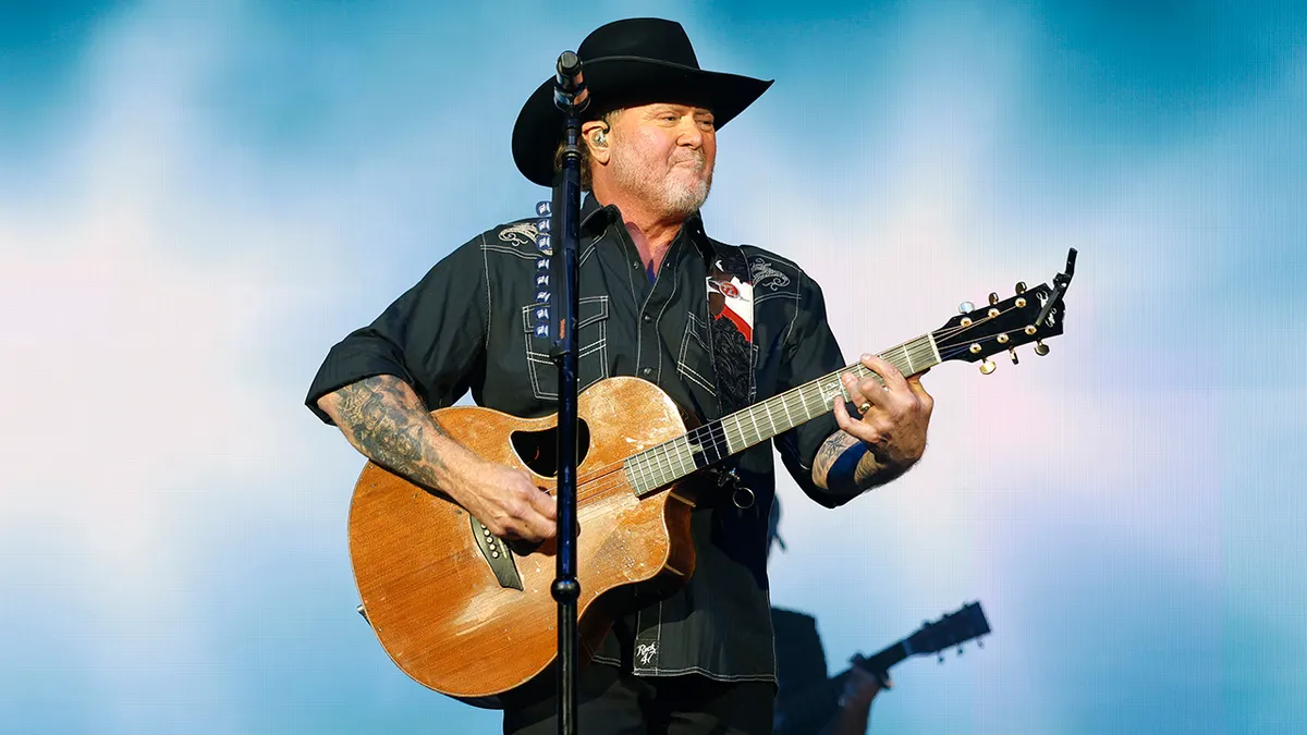 Tracy Lawrence playing live