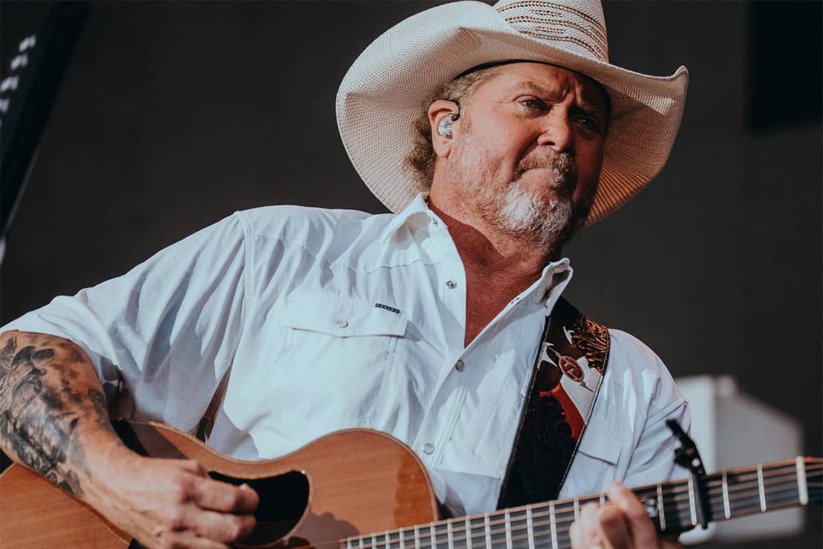 Tracy Lawrence live on tour